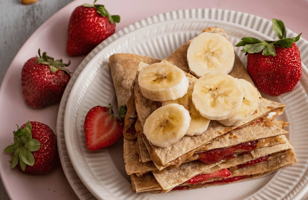 Wrap sucré pâte à tartiner, fraise, banane et beurre de cacahuètes