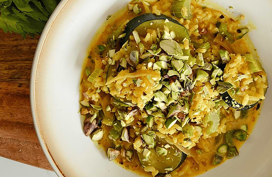 Curry aux courgettes, abricots et pistaches