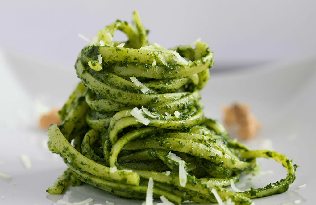 Pâtes au pesto, tofu et graines de tournesol