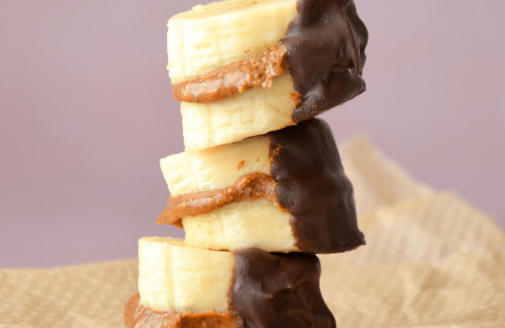 Bananes glacées au coeur de purée de cacahuètes et chocolat. 