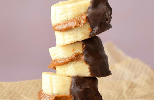 Bananes glacées au coeur de purée de cacahuètes et chocolat. 