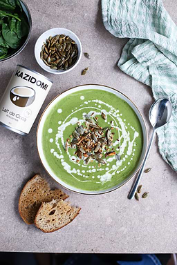 Soupe de légumes verts rôtis et lait de coco