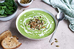 Soupe de légumes verts rôtis et lait de coco