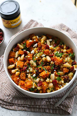 Winterse salade met zoete aardappel, witte bonen en knapperige quinoa