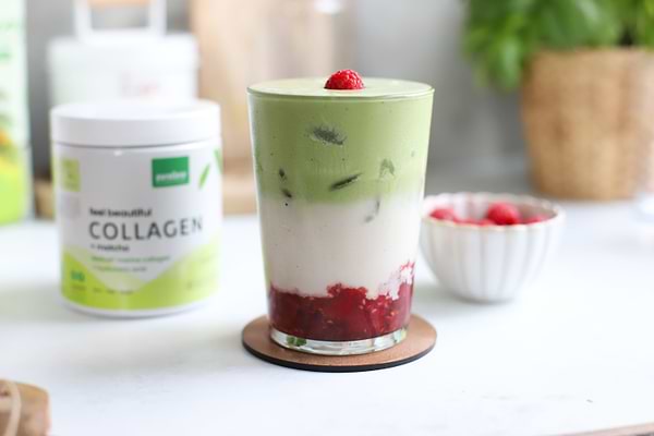 Matcha ice latte aux framboisesimage