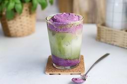 Latte glacé au matcha et mousse froide à l'ube