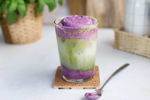 Latte glacé au matcha et mousse froide à l'ubeimage