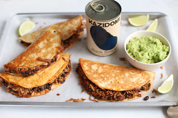 Tortillas croustillantes au tofu râpé épicé et haricots noirsimage
