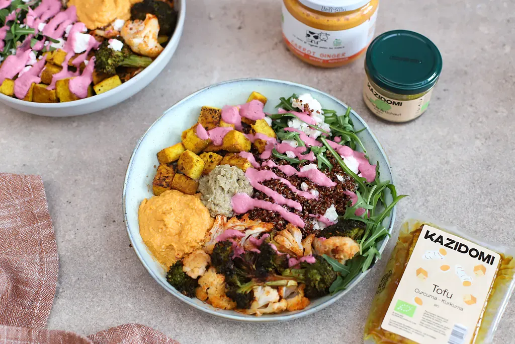 Bowl express tofu, curcuma et légumes rôtis