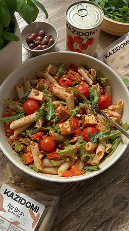 Pastasalade met zelfgemaakte rode pesto en gerookte tofu