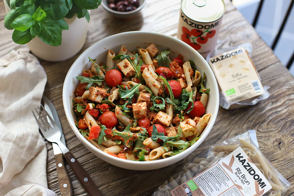 Pastasalade met zelfgemaakte rode pesto en gerookte tofu