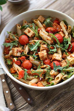 Pastasalade met zelfgemaakte rode pesto en gerookte tofu