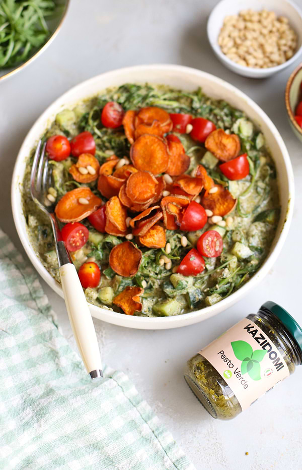 Salade vegan, pesto vert et chips de patates doucesimage