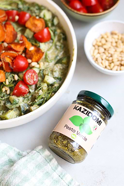 Vegan salad, green pesto and sweet potato chips