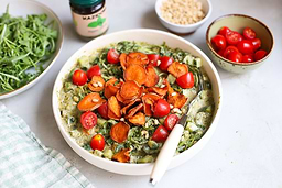 Vegan salad, green pesto and sweet potato chips