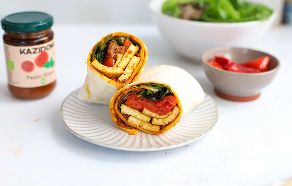 Wraps au tofu mariné, légumes grillés et pesto rouge