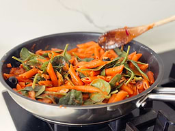 One pot pasta aux tomates, épinards et olives noires 
