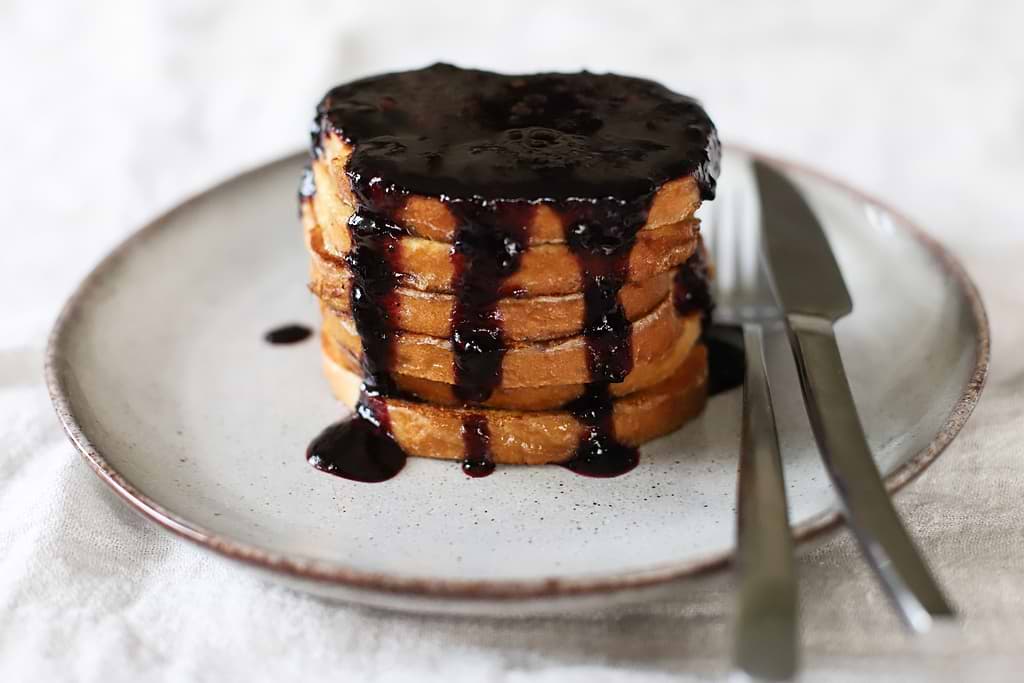 Pain perdu à la confiture de myrtilles