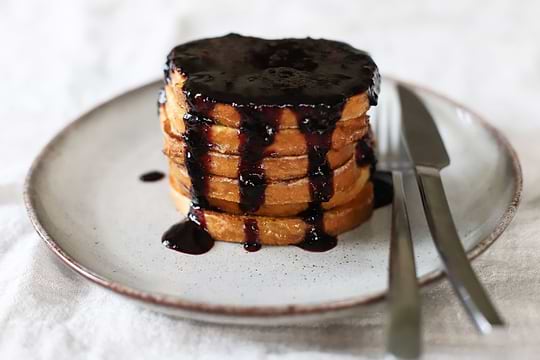 Pain perdu à la confiture de myrtilles