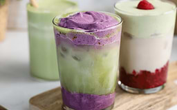 Latte glacé au matcha et mousse froide à l'ube