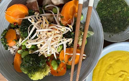 Steamed seasonal vegetables with homemade curry, soybean sprouts, and sprouted brown rice.