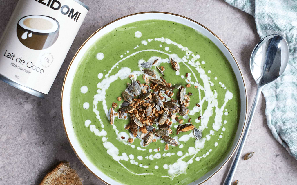 Soupe de légumes verts rôtis et lait de coco