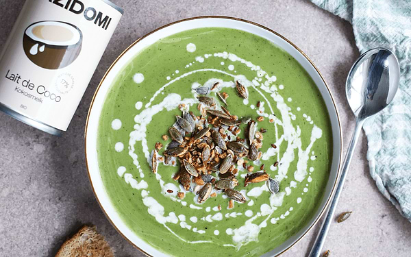 Soupe de légumes verts rôtis et lait de cocoimage