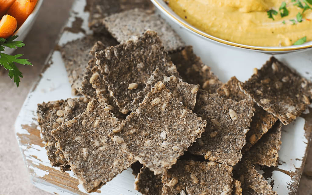 Zelfgemaakte boekweitcrackers met zaden