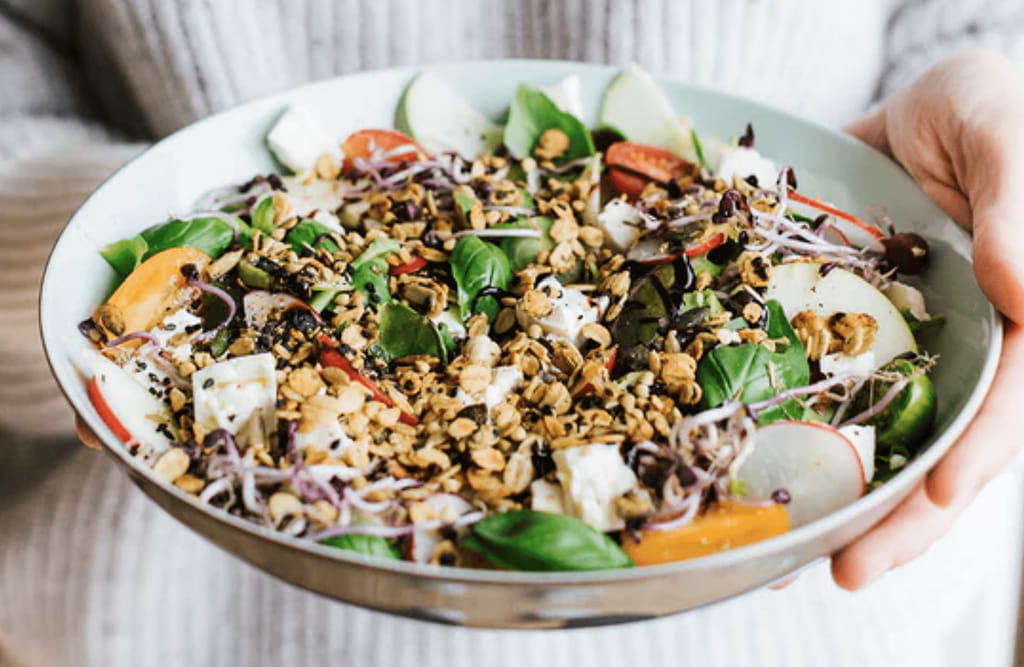Salade au Granola Salé : Croustillante, Saine et Gourmande !