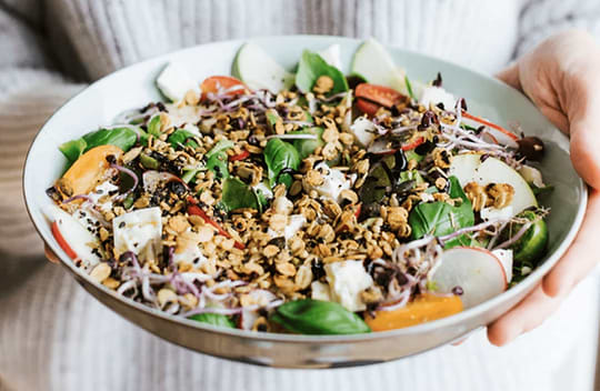 Salade au Granola Salé : Croustillante, Saine et Gourmande !