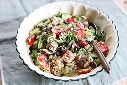 Salade d'orzo aux olives noires