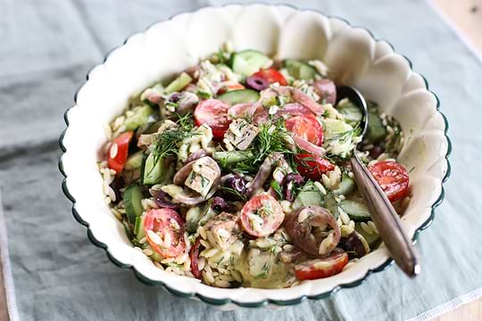 Salade d'orzo aux olives noires