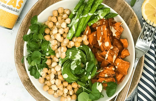 Salade de pois chiches, avocat, asperges et patates douces