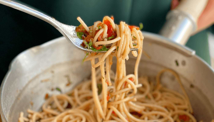 Spaghetti à la pulpe de tomates et poivrons