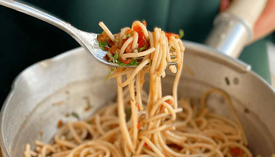 Spaghetti à la pulpe de tomates et poivrons