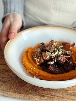 Tempeh mariné, estragon et purée de patate douce 