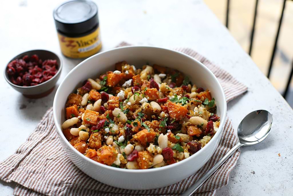 Winterse salade met zoete aardappel, witte bonen en knapperige quinoa