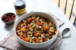 Winterse salade met zoete aardappel, witte bonen en knapperige quinoa