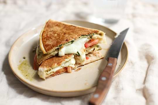 Wrap pesto, mozzarella, tomates cerises et basilic frais