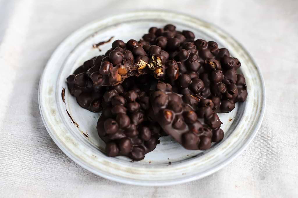 Mendiant de pois chiche et chocolat à 3 ingrédients 