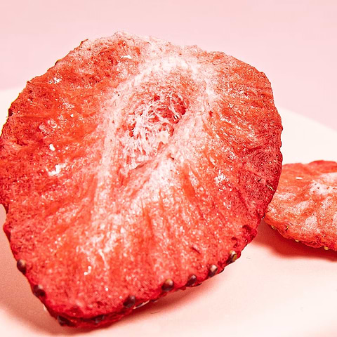  Sliced freeze-dried strawberries