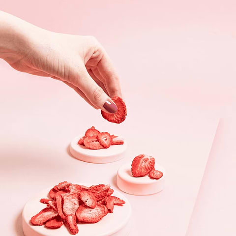  Sliced freeze-dried strawberries