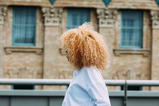 Les cheveux texturés : comprendre, soigner et sublimer vos boucles