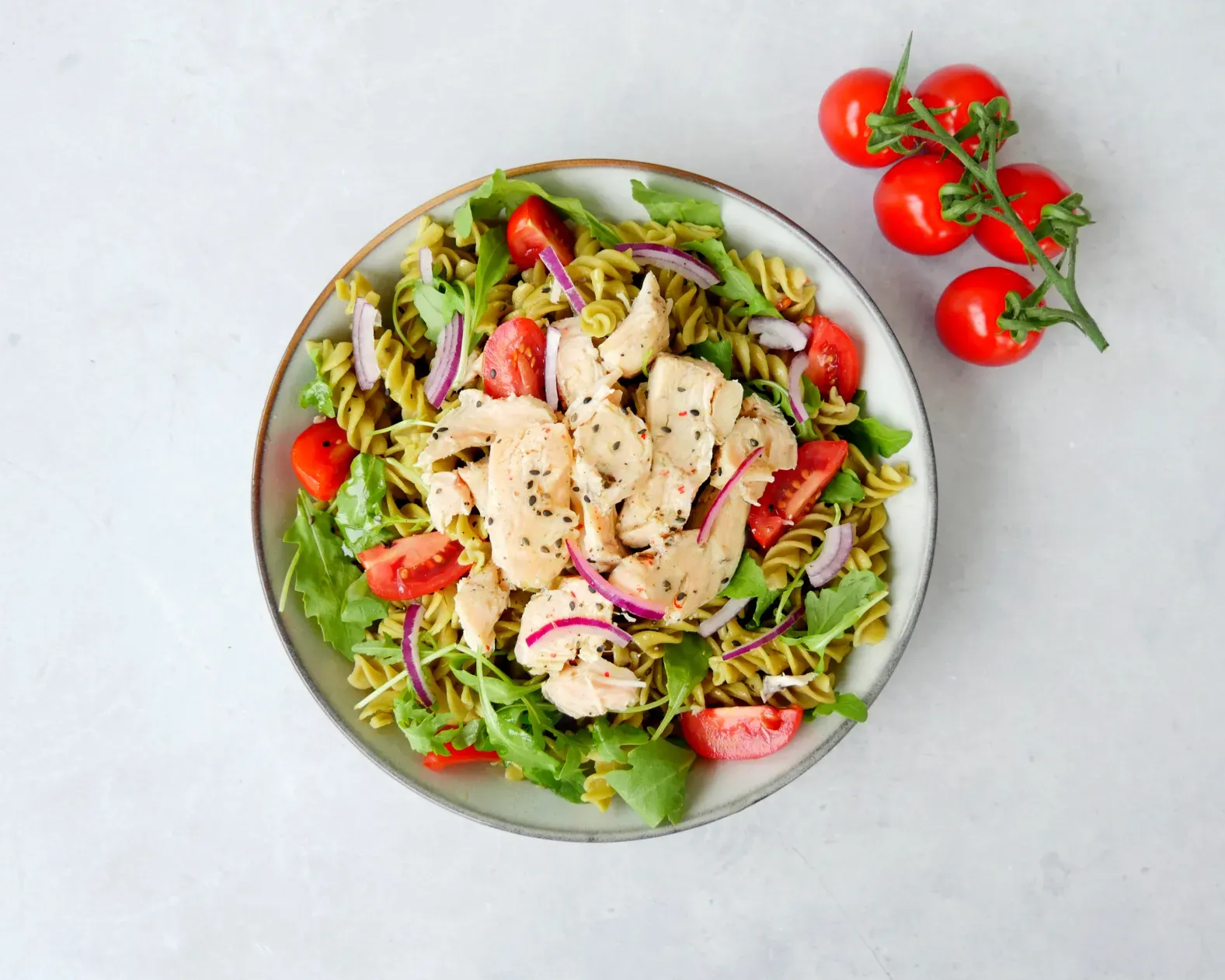 Poulet élevé en liberté prêt à consommer