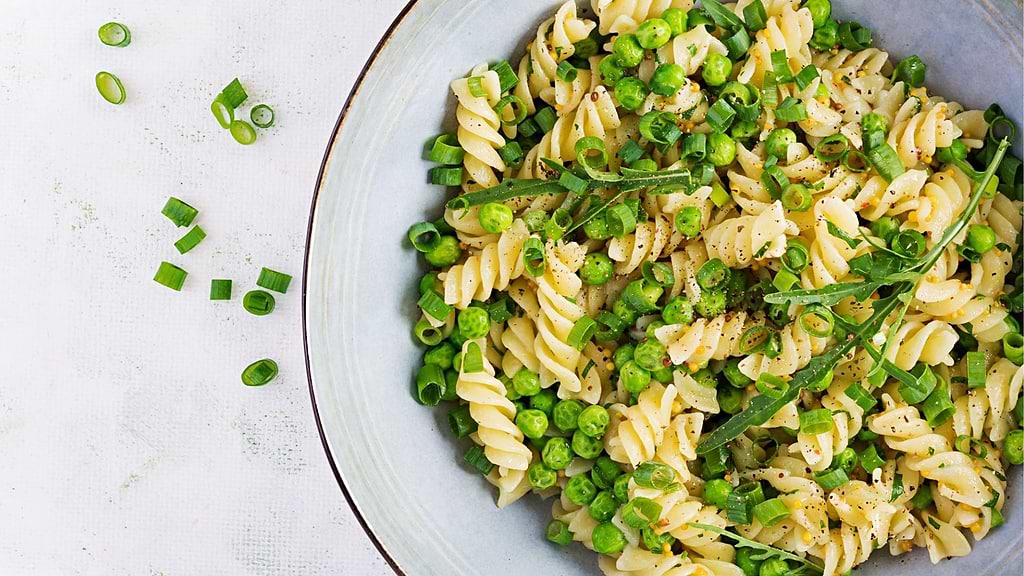Fusilli de riz complet aux petits pois et à la menthe