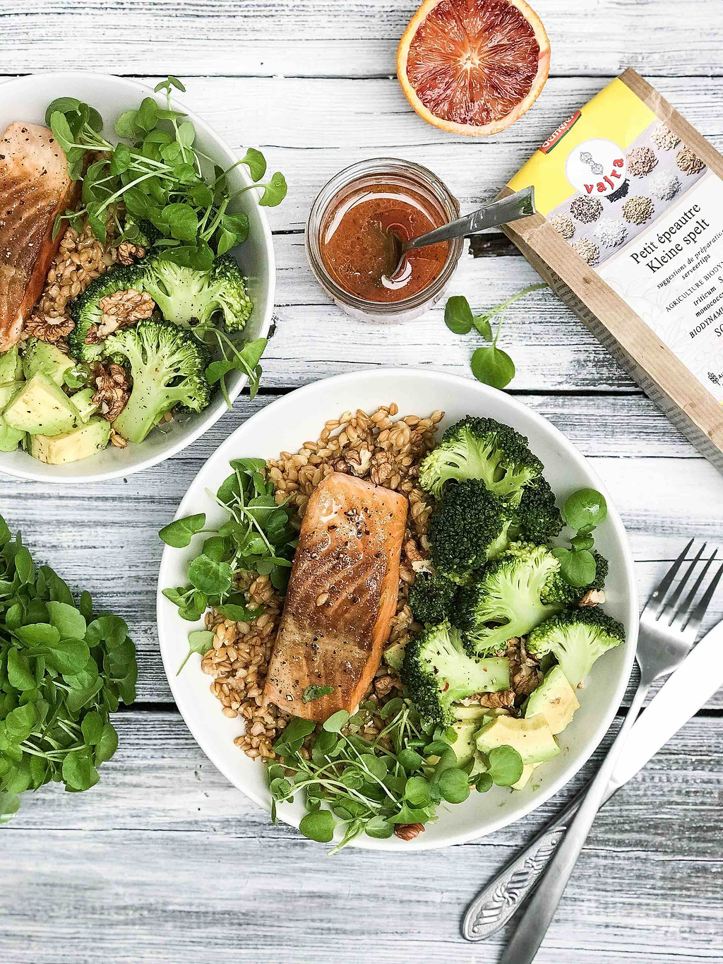 Bol de petit épeautre, saumon grillé et brocoli