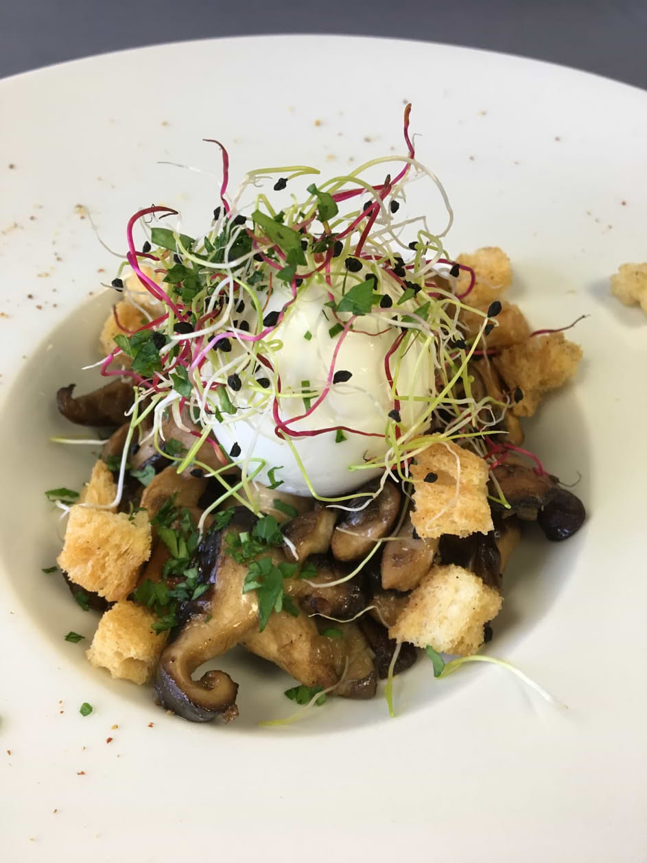 Œuf parfait, champignons et biscuits aux noisettes