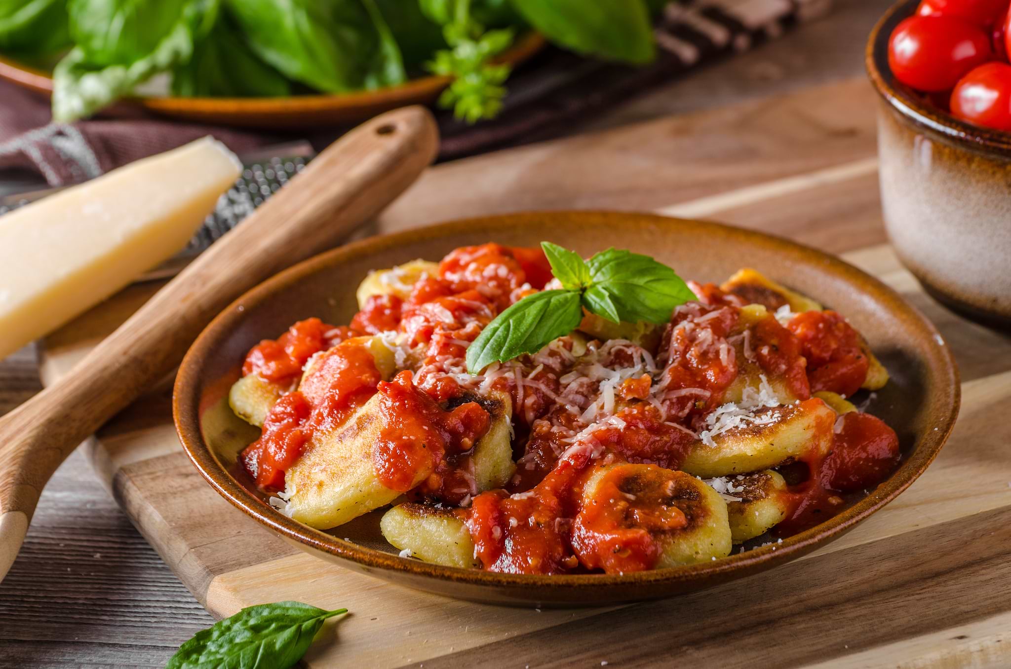Zelfgemaakte gnocchi met tomatensaus, prei en basilicum