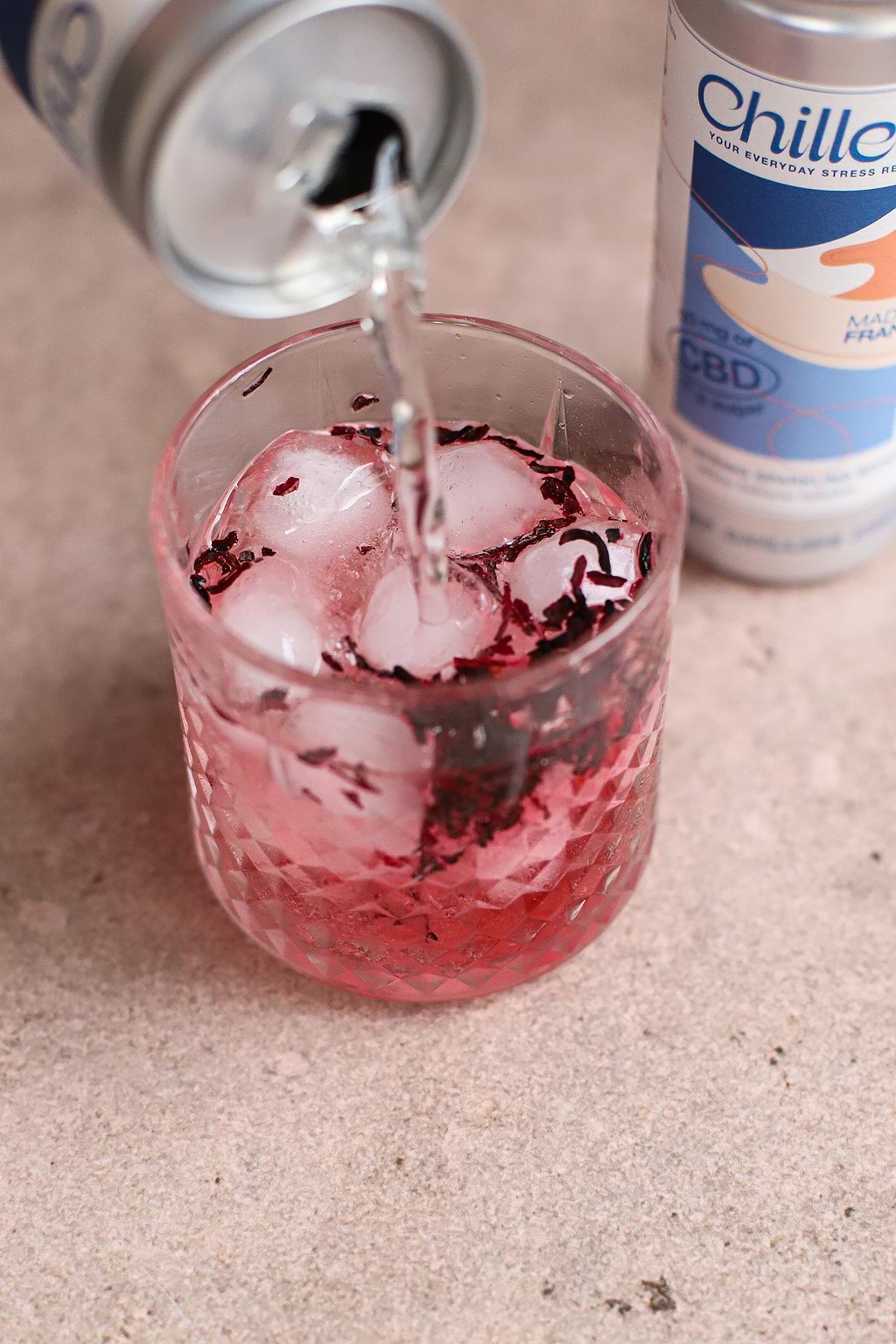 Mocktail à l'hibiscus et aux fleurs séchées