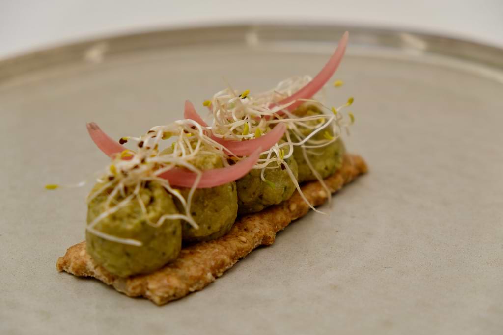 Mezzé de fèves des marais à la menthe et oignons rouges en pickles